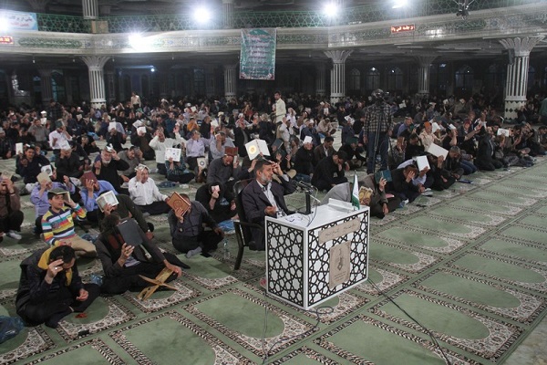 احیاء شب نوزدهم ماه مبارک رمضان در مصلی شهرکرد+عکس