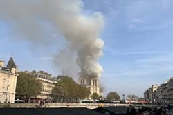 巴黎圣母院突发大火