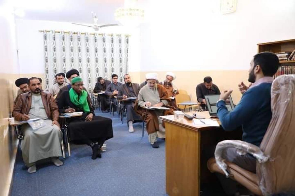 بالصور..معهدُ القرآن في النجف الأشرف يُنظّم دورةً علميّة لطلبة العلوم الدينيّة