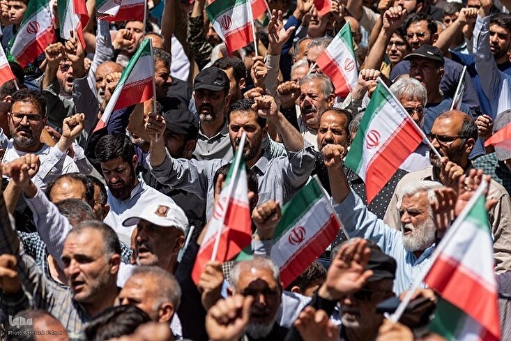 Fotos: Iraner verfluchen israelische Aggressionen
