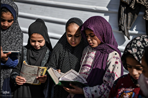 Niñas aprenden el Corán en campos de refugiados de Gaza en medio de la guerra