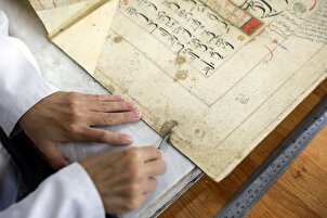 Restauración de libros históricos en el santuario Imam Reidha