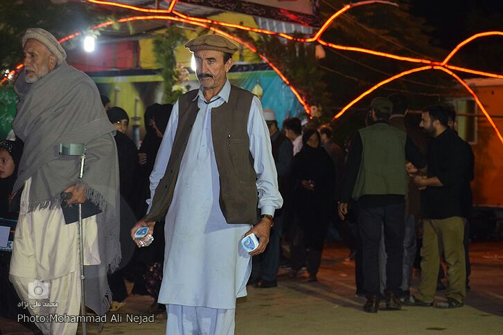 حضور زائران اربعین در موکب مردمی امام خامنه&zwnj;ای خرم&lrm;آباد