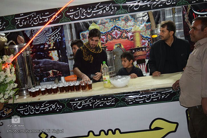 حضور زائران اربعین در موکب مردمی امام خامنه&zwnj;ای خرم&lrm;آباد