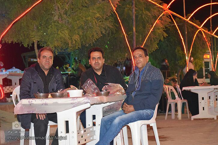 حضور زائران اربعین در موکب مردمی امام خامنه&zwnj;ای خرم&lrm;آباد