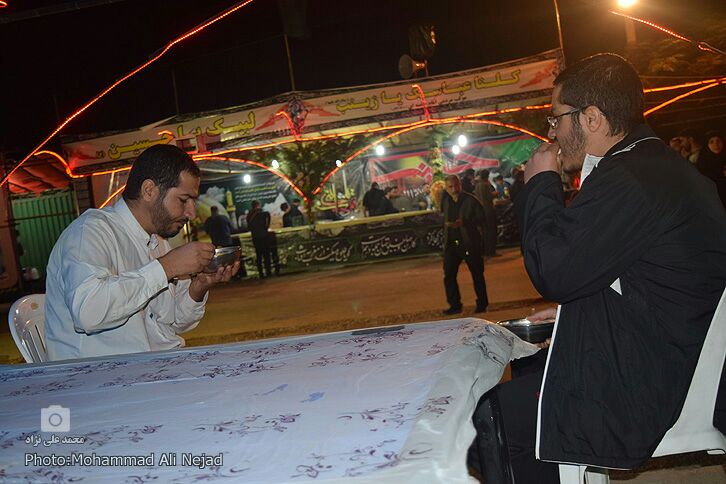 حضور زائران اربعین در موکب مردمی امام خامنه&zwnj;ای خرم&lrm;آباد