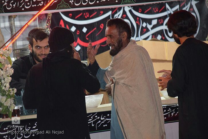 حضور زائران اربعین در موکب مردمی امام خامنه&zwnj;ای خرم&lrm;آباد