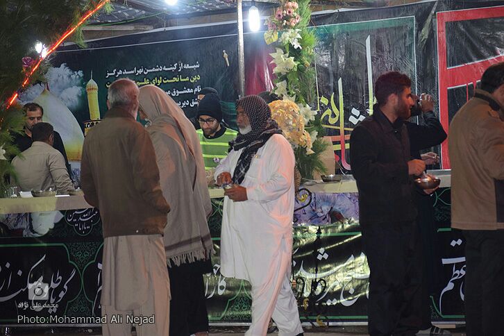 حضور زائران اربعین در موکب مردمی امام خامنه&zwnj;ای خرم&lrm;آباد