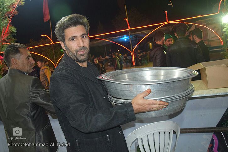 حضور زائران اربعین در موکب مردمی امام خامنه&zwnj;ای خرم&lrm;آباد