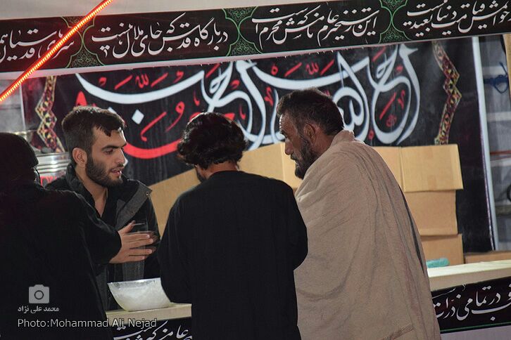 حضور زائران اربعین در موکب مردمی امام خامنه&zwnj;ای خرم&lrm;آباد