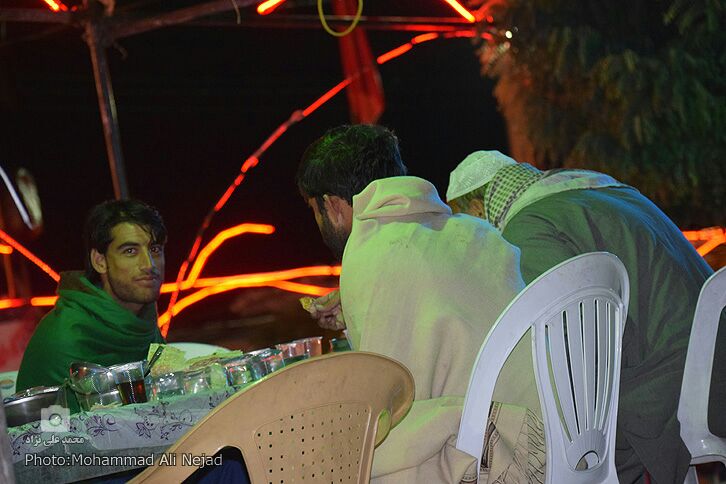 حضور زائران اربعین در موکب مردمی امام خامنه&zwnj;ای خرم&lrm;آباد