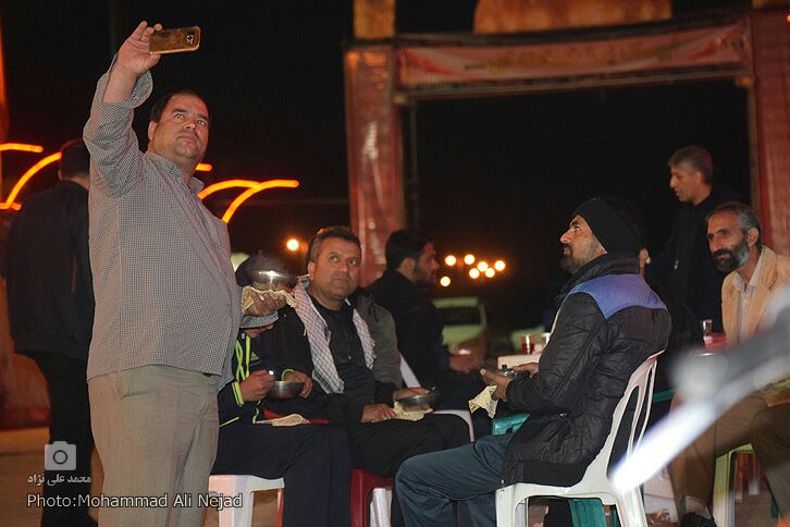 حضور زائران اربعین در موکب مردمی امام خامنه&zwnj;ای خرم&lrm;آباد