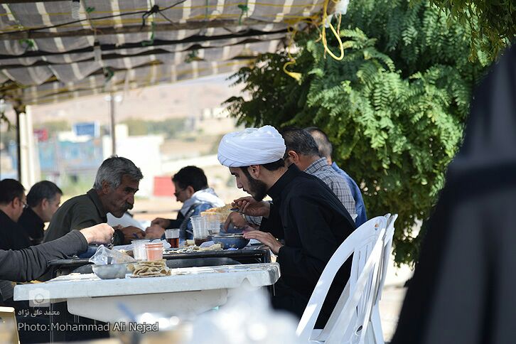 حضور زائران اربعین در موکب مردمی امام خامنه&zwnj;ای خرم&lrm;آباد