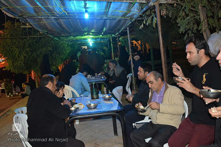 حضور زائرانی از کشورهای خارجی در موکب مردمی امام خامنهای خرمآباد حضور زائرانی از کشورهای خارجی در موکب مردمی امام خامنهای خرمآباد