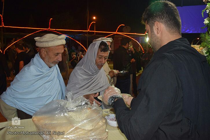 حضور زائرانی از کشورهای خارجی در موکب مردمی امام خامنهای خرمآباد حضور زائرانی از کشورهای خارجی در موکب مردمی امام خامنهای خرمآباد