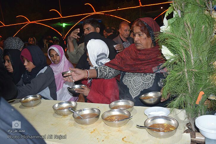 حضور زائرانی از کشورهای خارجی در موکب مردمی امام خامنهای خرمآباد حضور زائرانی از کشورهای خارجی در موکب مردمی امام خامنهای خرمآباد