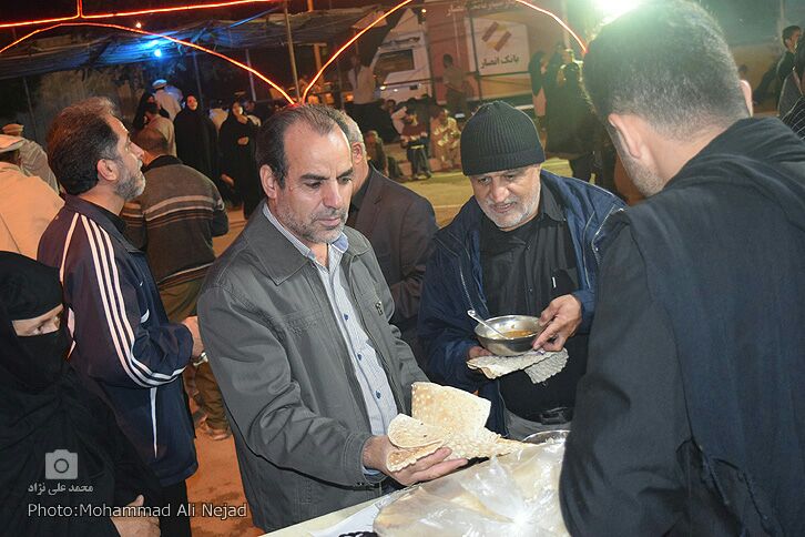 حضور زائرانی از کشورهای خارجی در موکب مردمی امام خامنهای خرمآباد حضور زائرانی از کشورهای خارجی در موکب مردمی امام خامنهای خرمآباد