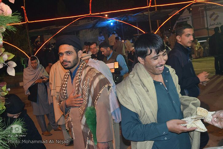 حضور زائرانی از کشورهای خارجی در موکب مردمی امام خامنهای خرمآباد حضور زائرانی از کشورهای خارجی در موکب مردمی امام خامنهای خرمآباد