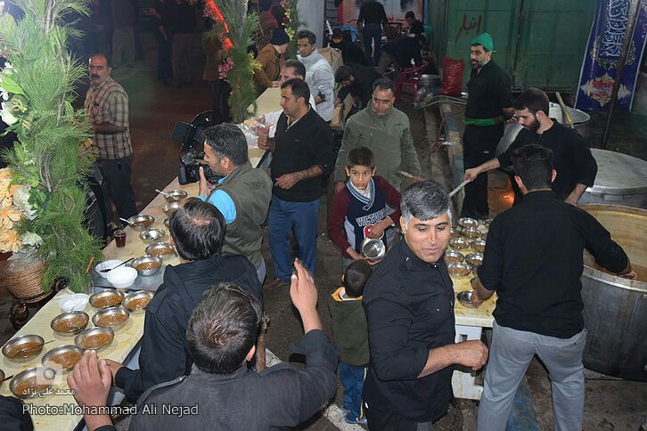 حضور زائرانی از کشورهای خارجی در موکب مردمی امام خامنهای خرمآباد حضور زائرانی از کشورهای خارجی در موکب مردمی امام خامنهای خرمآباد