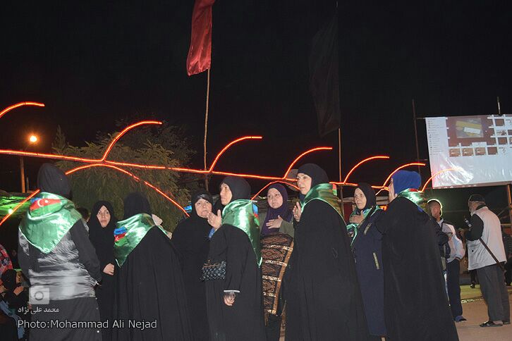 حضور زائرانی از کشورهای خارجی در موکب مردمی امام خامنهای خرمآباد حضور زائرانی از کشورهای خارجی در موکب مردمی امام خامنهای خرمآباد