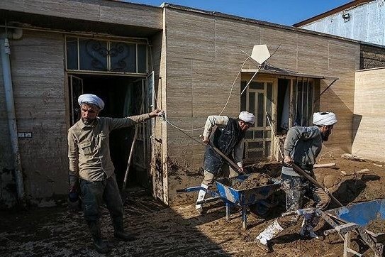 روحانیونی که بیل به دست دارند و همبازی کودکان شدند + عکس