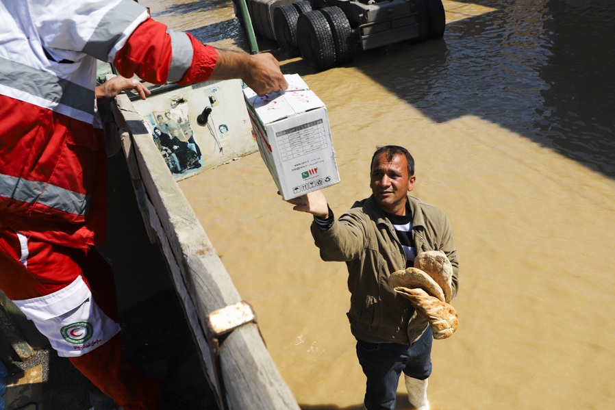 انبار جمع‌آوری کمک‌های مردمی اهواز زیر ذره‌بین معاونت غذا و دارو