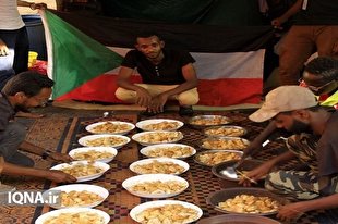 تصاویری از افطار معترضان سودانی در دمای 50 درجه