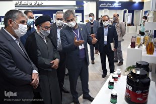 بازدید حجت‌الاسلام خاموشی از نمایشگاه دستاوردهای جهاد دانشگاهی
