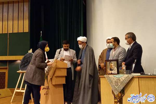 تجلیل از خانواده‌های شهدای دانشجو در کرج + عکس