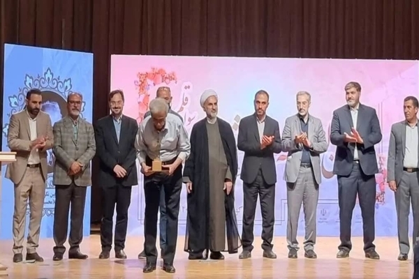 منتخبان جشنواره ملی خوسنویسی «سواد قلم» تجلیل شدند منتخبان جشنواره ملی خوسنویسی «سواد قلم» تجلیل شدند