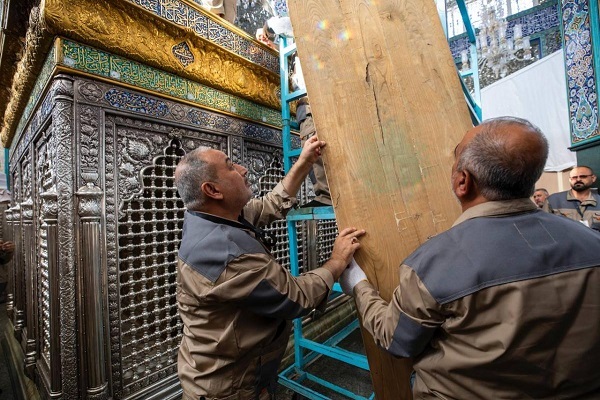 تداوم عملیات برچیدن ضریح قدیمی حضرت زینب (ع)+ عکس