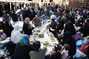 سفره‌های افطاری در جوار آستان علوی