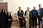 تجلیل از خانواده شهید مدافع حرم «ابراهیم عشریه»