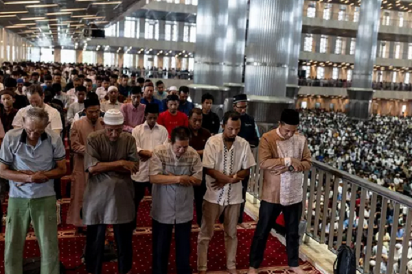 برگزاری آخرین نماز جمعه ماه رمضان در اندونزی + عکس