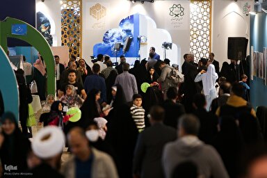 فیلم | حضور رئیس دارالقرآن عتبه عباسی در غرفه «آیات ابراهیمی»