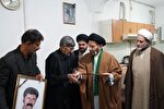 عکس | دیدار نماینده ولی فقیه در لرستان با خانواده جان‌ باخته فداکار طبیعت