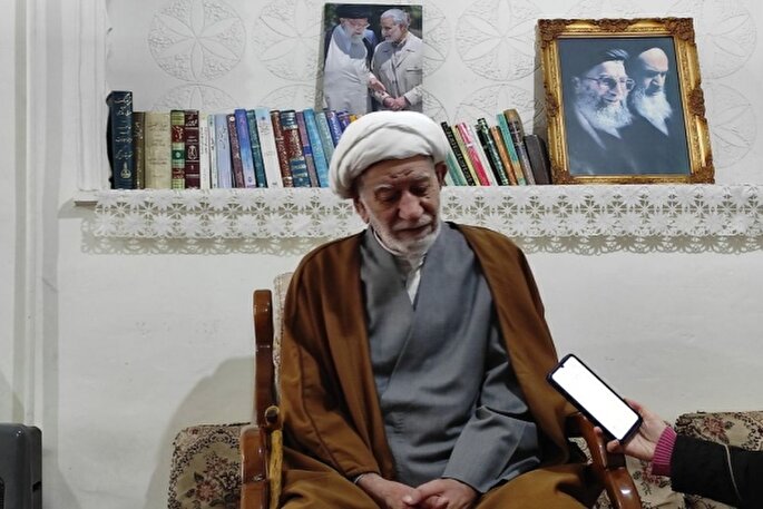 روحانی لرستانی از روزهای انقلاب اسلامی می‌گوید + فیلم