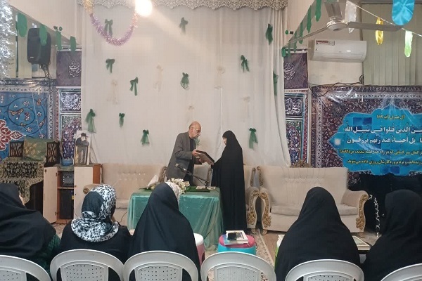 تجلیل از بانوی قرآنی لرستان