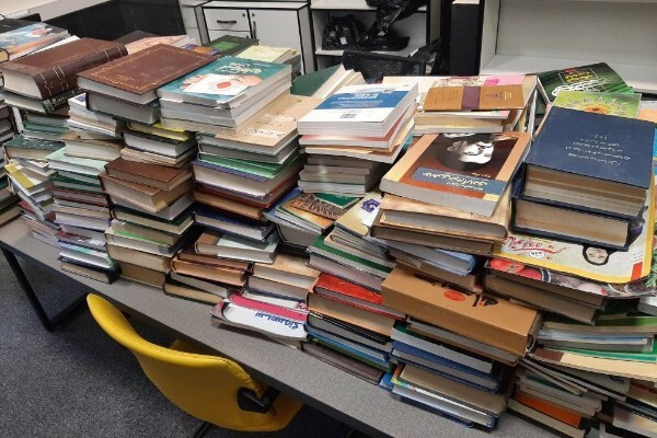 اهدا بیش از 800 جلد کتاب پرمخاطب به کتابخانه‌ مرکزی خرم‌آباد