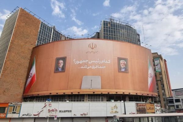 تغییر دیوارنگاره میدان حضرت ولیعصر(عج) در آستانه انتخابات