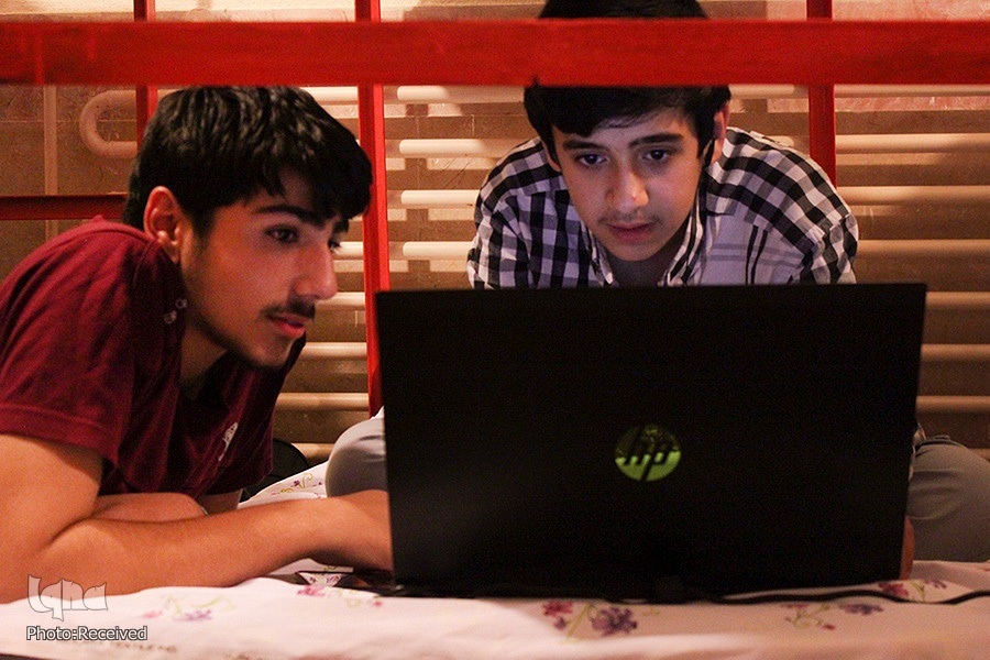 تأثیر تربیت الهی‌ خانواده و جامعه بر کاهش چالش‌های نوجوانان