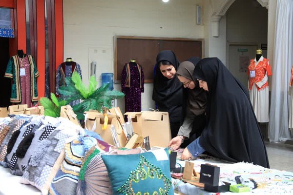 بازدید مدیرکل ارشاد لرستان از نمایشگاه مُد و لباس ایرانی