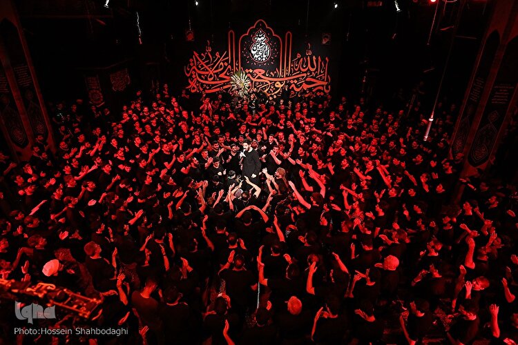 عزاداران حسینی در هیئت فاطمیون قم