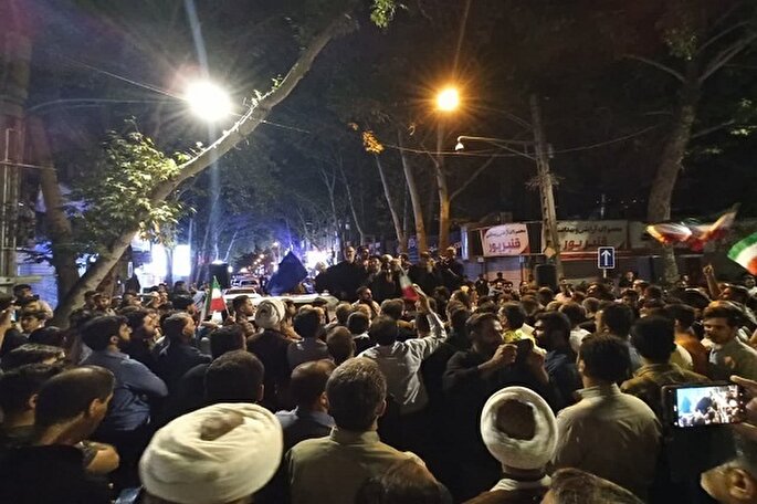 فیلم | تجمع مردم خرم‌آباد در پی حملات موشکی سپاه پاسداران به اسرائیل