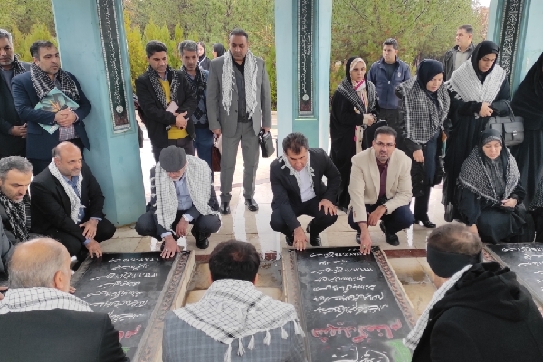 ادای احترام رئیس جهاد دانشگاهی به شهدای گمنام