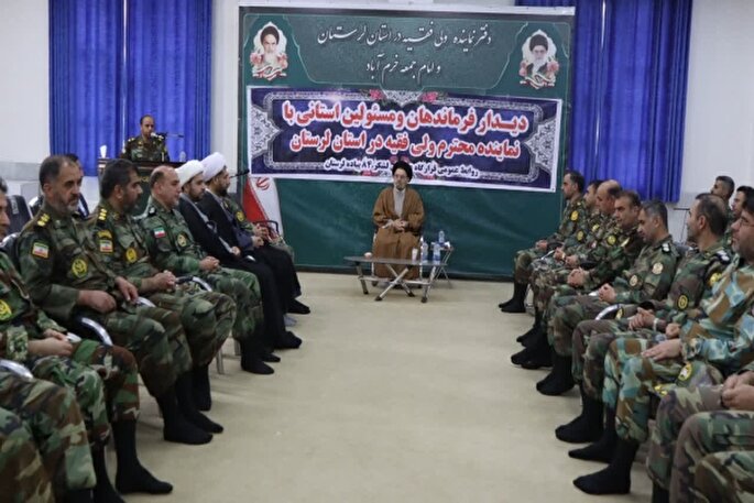 عکس | دیدار فرماندهان و کارکنان ارتش لرستان با نماینده ولی‌ فقیه در استان