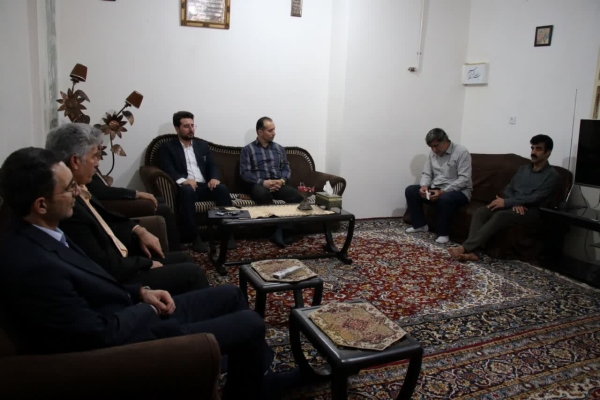 تجلیل از خانواده معلم شهید در پلدختر