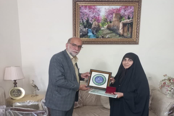 تکریم شورای عالی قرآن لرستان از بانوی قرآنی