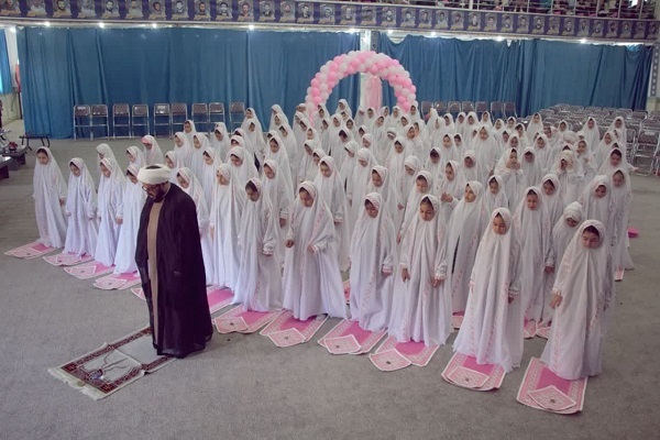 جشن تکلیف ۱۲۰ دختر دبستان سارا در حسینیه ثارالله خرم‌آباد برگزار شد