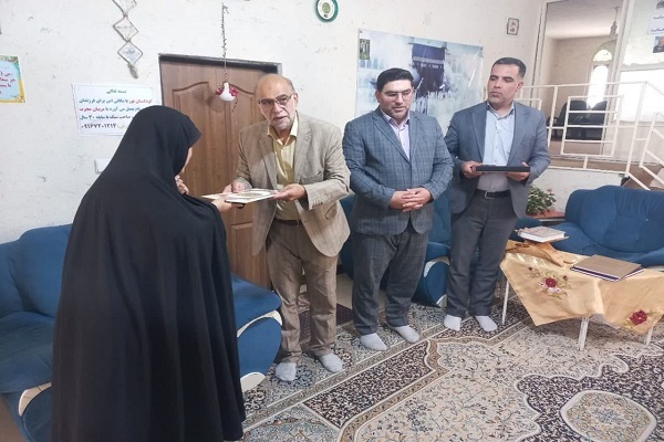 تکریم بانوی فعال قرانی لرستان از سوی شورای عالی قرآن